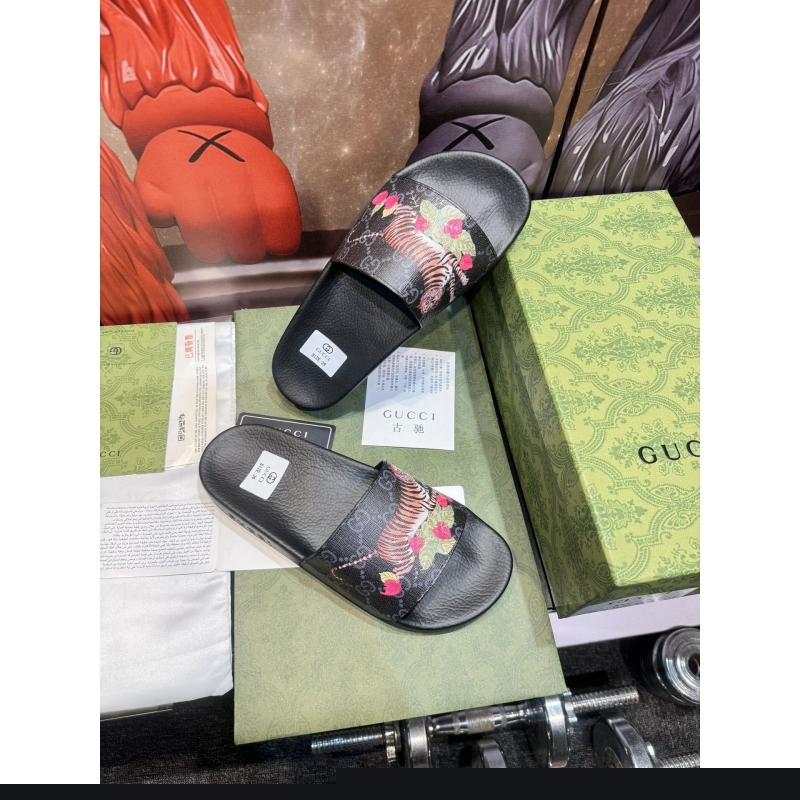 G*u*i slippers